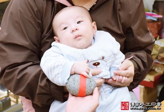 剃胎毛、滿月剃頭、嬰兒剃頭、嬰兒理髮、嬰兒剃髮、嬰兒剃胎毛、嬰兒滿月剃頭、寶寶剃頭、剃胎毛儀式、剃胎毛吉祥話、滿月剃頭儀式、滿月剃頭吉祥話、寶寶剃胎毛、寶寶滿月剃頭理髮、新北永和區剃胎毛、新北永和區滿月剃頭、新北永和區嬰兒剃頭剃胎毛、新北永和區嬰兒理髮、新北永和區嬰兒剃髮、王寶寶(新北永和區嬰兒寶寶滿月剃頭理髮、免費嬰兒剃胎毛儀式吉祥話)。中國風會場，爸媽寶貝免費穿「日中韓」古裝禮服。專業拍照、DVD光碟、證書。★購買「臍帶章、肚臍章、胎毛筆刷印章」贈送：剃頭、收涎、抓周，三選一。2016.01.03 照片5